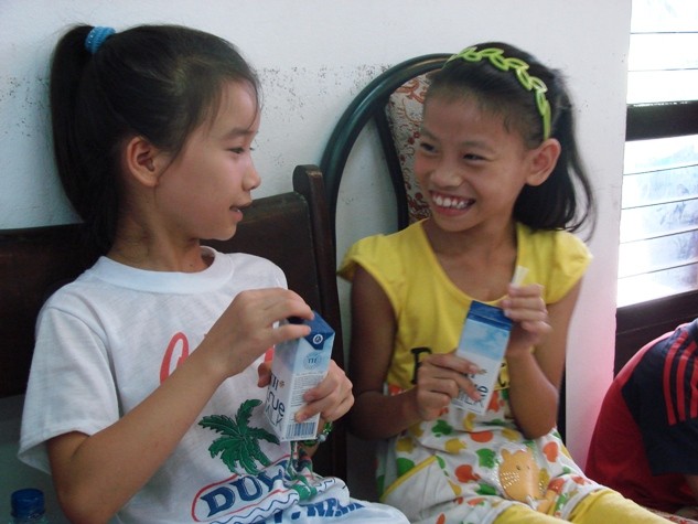 Niềm vui trên gương mặt các bé khi đón nhận những hộp sữa TH True Milk.